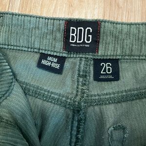 BDG Mom HighRise Green Corduroy pants size 26 great condition!